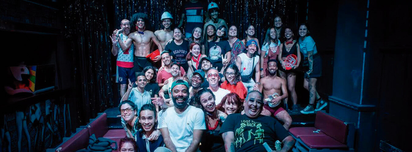 La compañía teatral El Portazo posa para una foto grupal. El Portazo nació en 2011 en la ciudad de Matanzas, cuando un grupo de amigos decidió crear una plataforma para canalizar sus obsesiones generacionales (Foto: El Portazo).