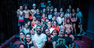 La compañía teatral El Portazo posa para una foto grupal. El Portazo nació en 2011 en la ciudad de Matanzas, cuando un grupo de amigos decidió crear una plataforma para canalizar sus obsesiones generacionales (Foto: El Portazo).