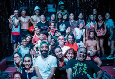 La compañía teatral El Portazo posa para una foto grupal. El Portazo nació en 2011 en la ciudad de Matanzas, cuando un grupo de amigos decidió crear una plataforma para canalizar sus obsesiones generacionales (Foto: El Portazo).