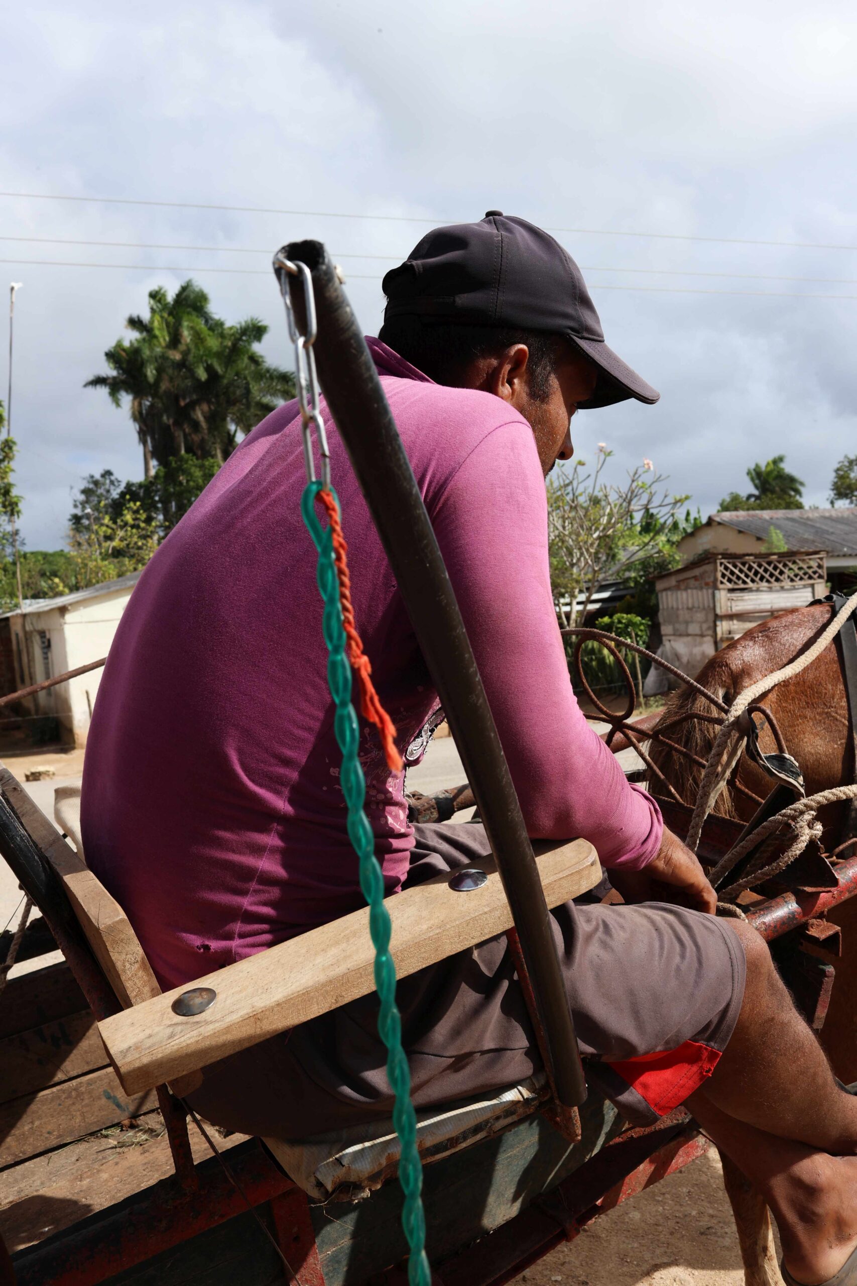 Roberto dice que se siente feliz en el campo, pero que últimamente los cambios bruscos en la lluvia han dañado las zonas. Foto: Luis Bustamante