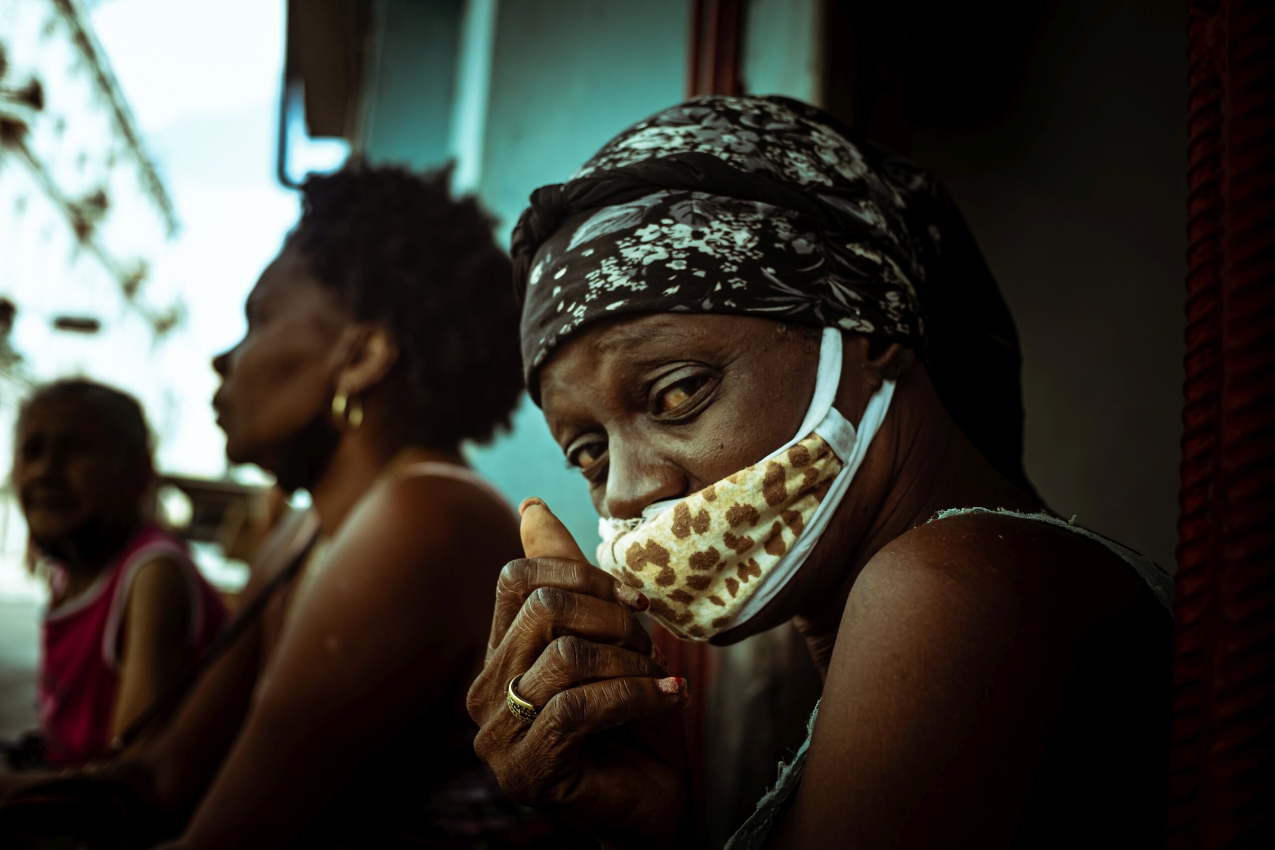 Mujer mirando a la camara con cubrebocas. Foto: Ella Fernández