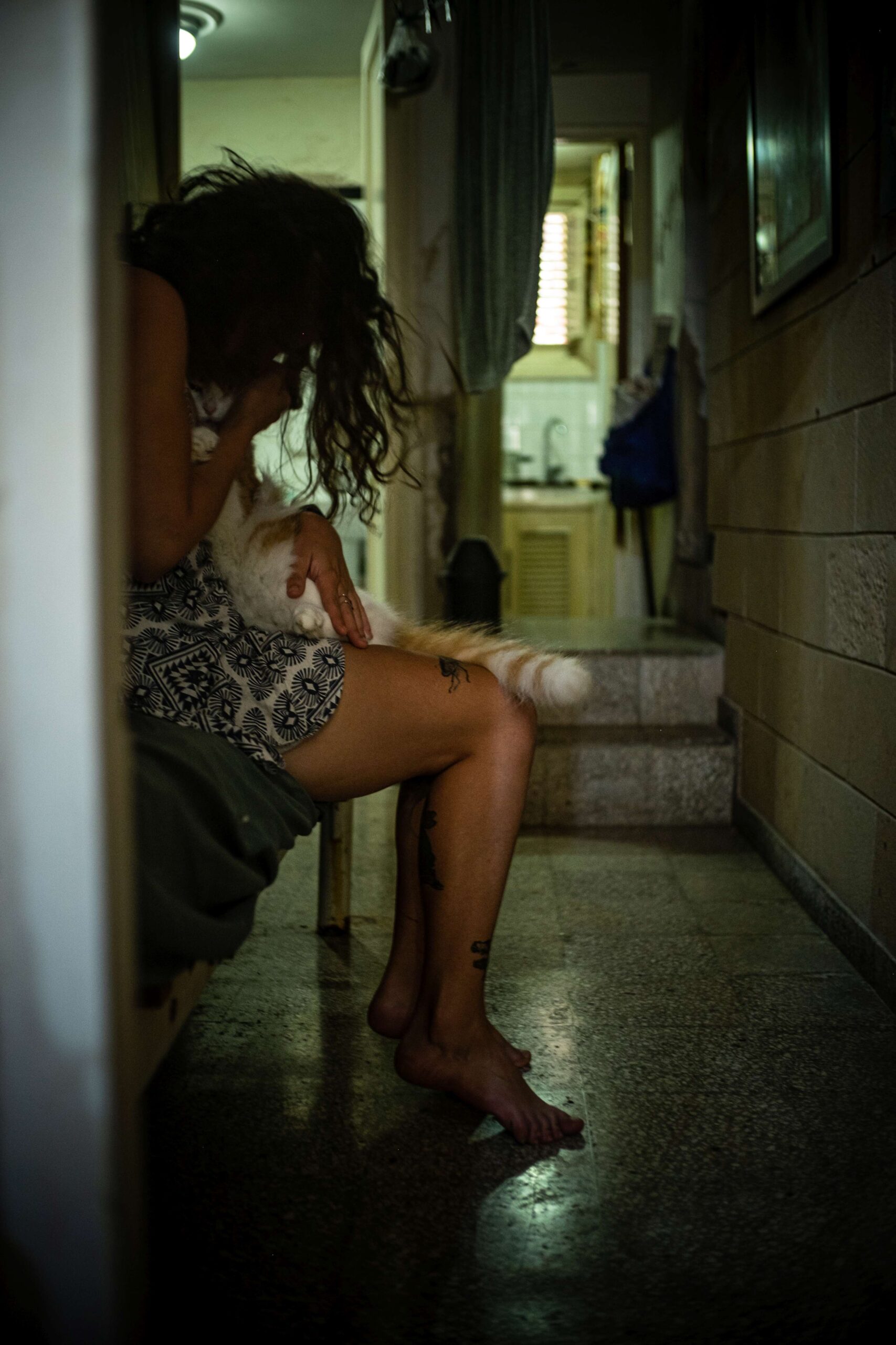 muchacha jugando con un gato. Foto: Ella Fernández.