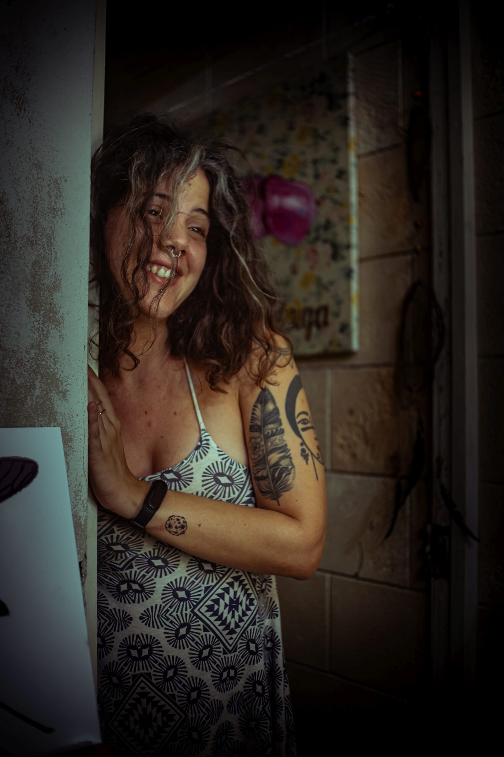 muchacha sonriendo junto a una pared. Foto: Ella Fernández.